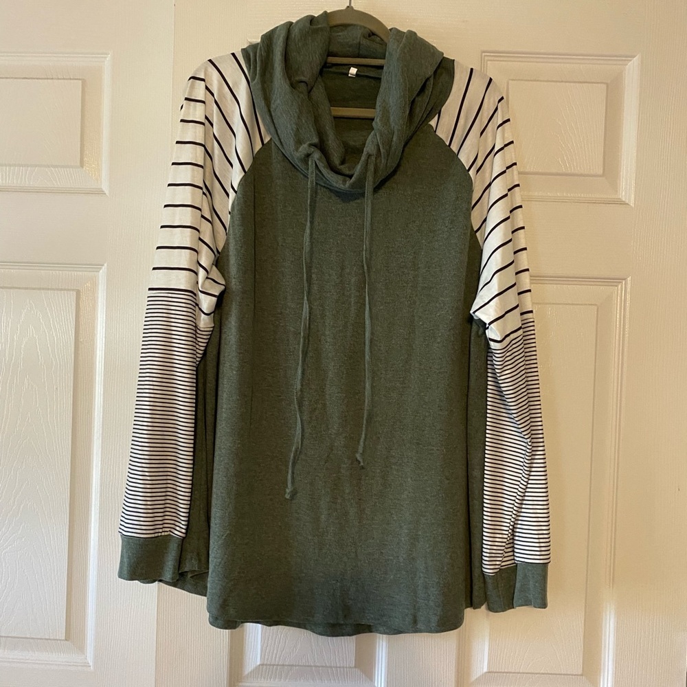 NWOT Womens sweatshirt